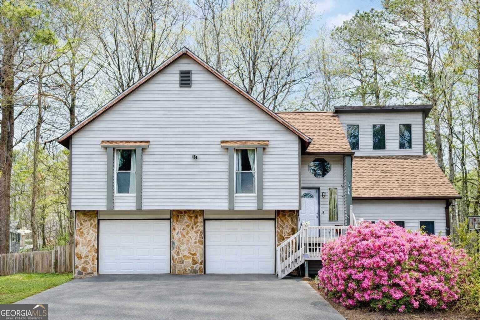 3 bedroom, 2.5 bathroom, 1,904 sq ft single family residence for sale at 2677 Deerfield Circle, Marietta, GA 30064 — photo 1 of 31