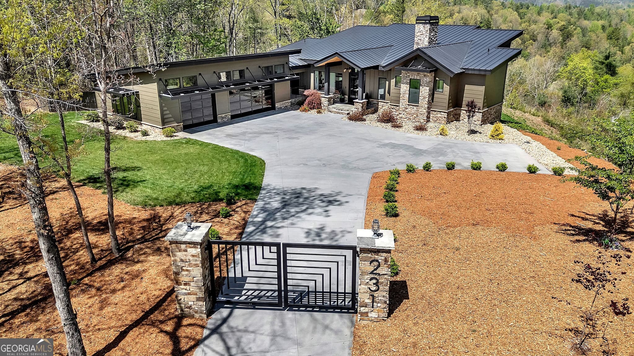 3 bedroom, 3.5 bathroom, 3,033 sq ft single family residence for sale at 231 Keowee Turtlehead Road, Salem, SC 29676 — photo 2
