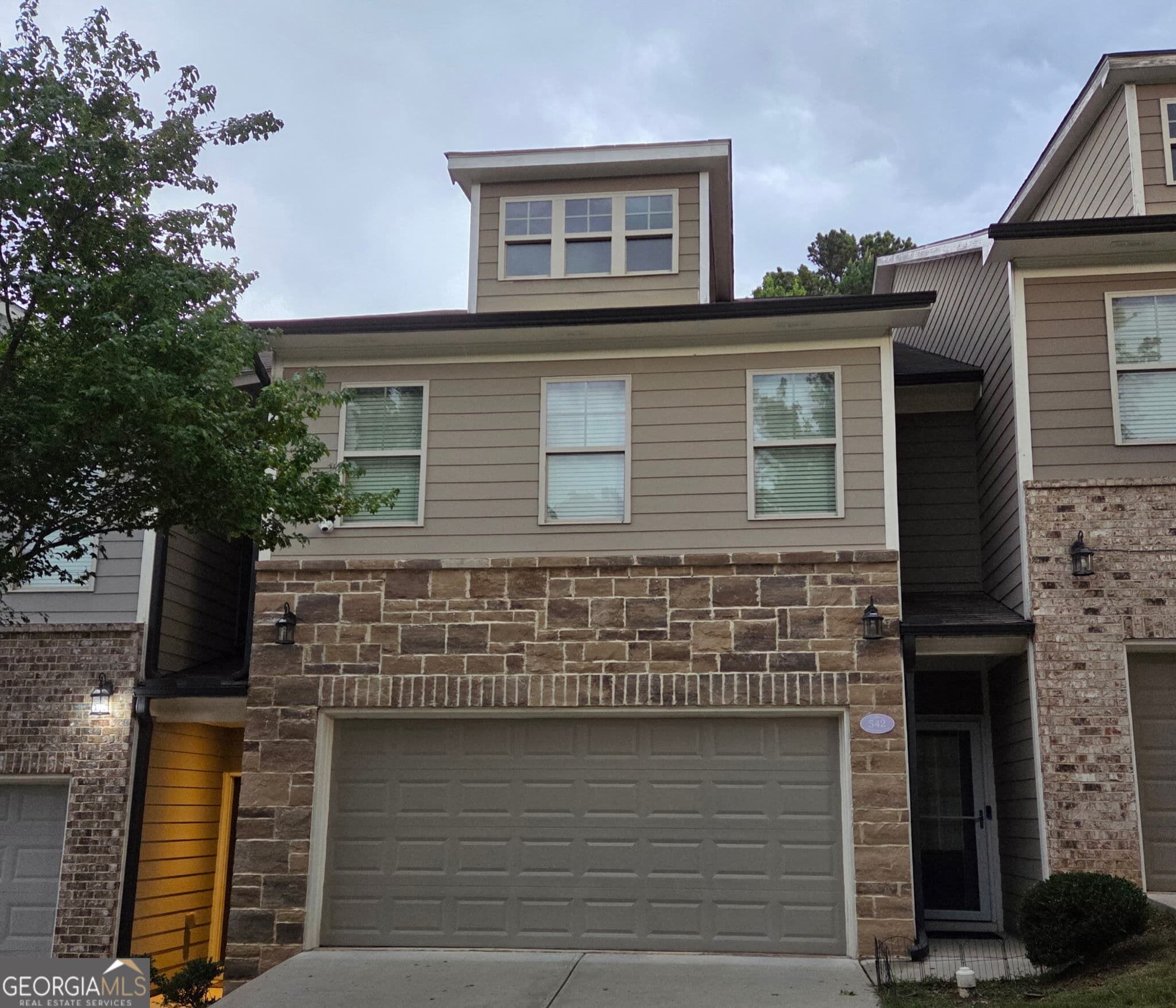 3 bedroom, 2.5 bathroom, 2,032 sq ft townhouse for sale at 542 Monticello Boulevard, Atlanta, GA 30354 — photo 1 of 27
