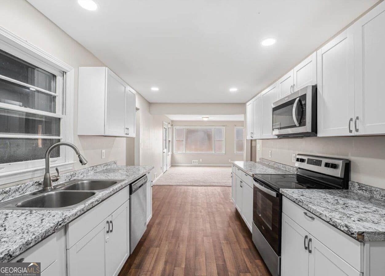3 bedroom, 2 bathroom, 2,153 sq ft single family residence for rent at 247 Smithstone Path, Fayetteville, GA 30214 for $2,600 a month — photo 3