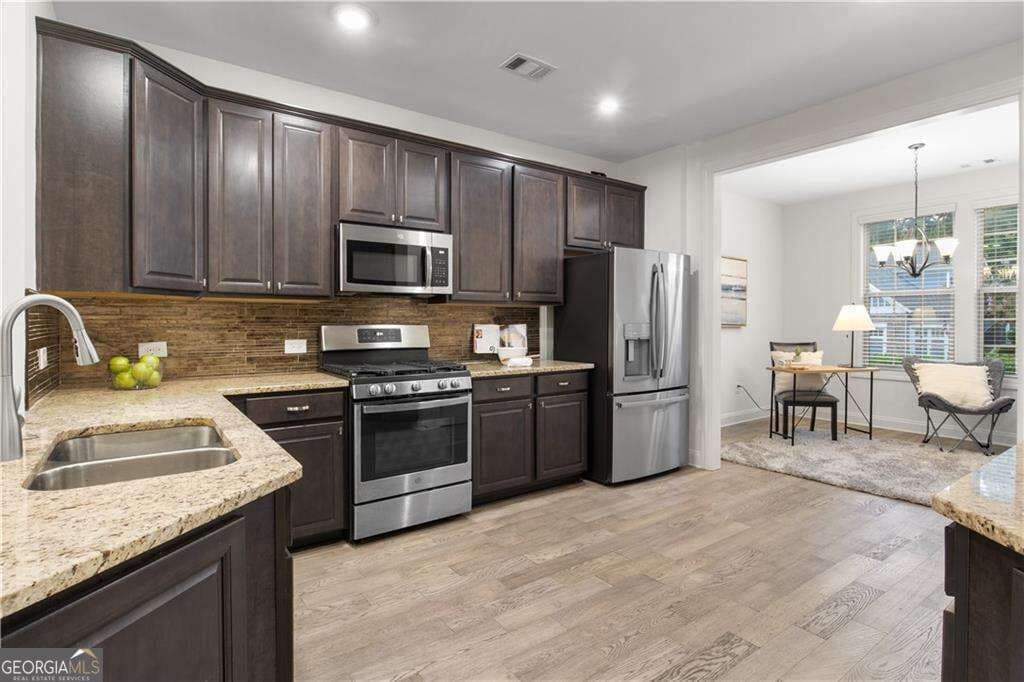 3 bedroom, 2 bathroom, 1,948 sq ft single family residence for sale at 321 Cottonwood Circle, Peachtree City, GA 30269 — photo 3