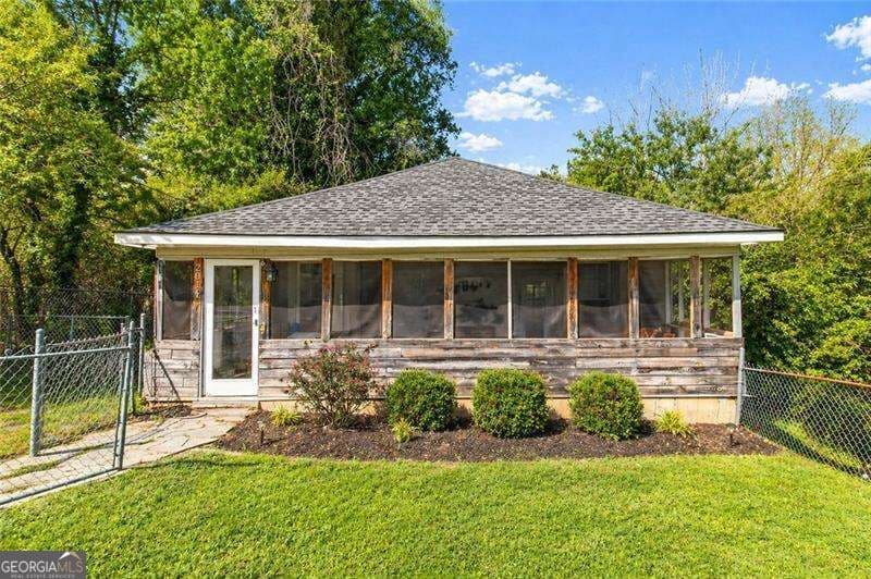 2 bedroom, 1 bathroom, 952 sq ft single family residence for sale at 2014 MAPLE Avenue, Rome, GA 30161