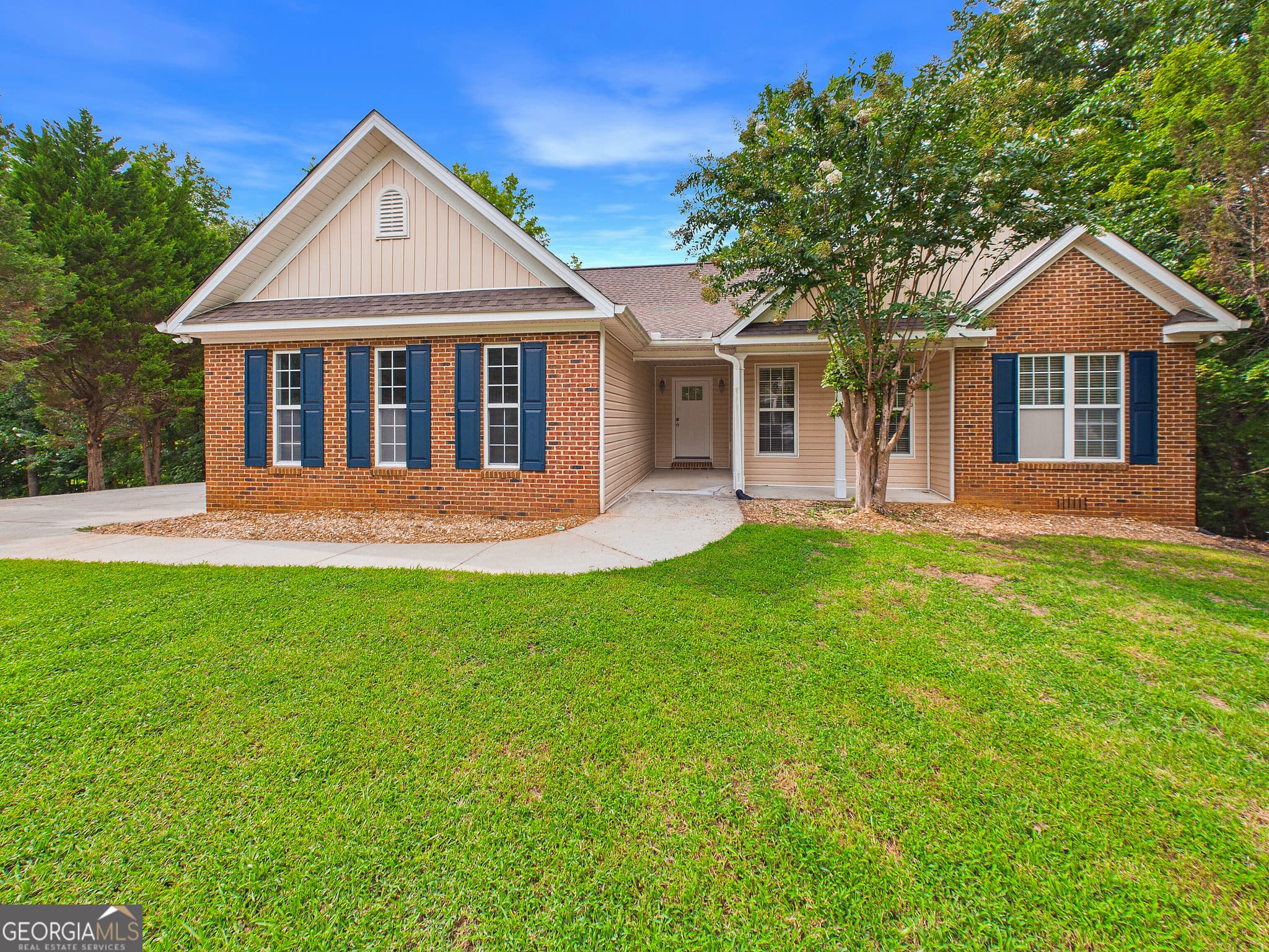 4 bedroom, 2.5 bathroom, 2,440 sq ft single family residence for sale at 331 Wimbledon Court, Macon, GA 31211 — photo 2