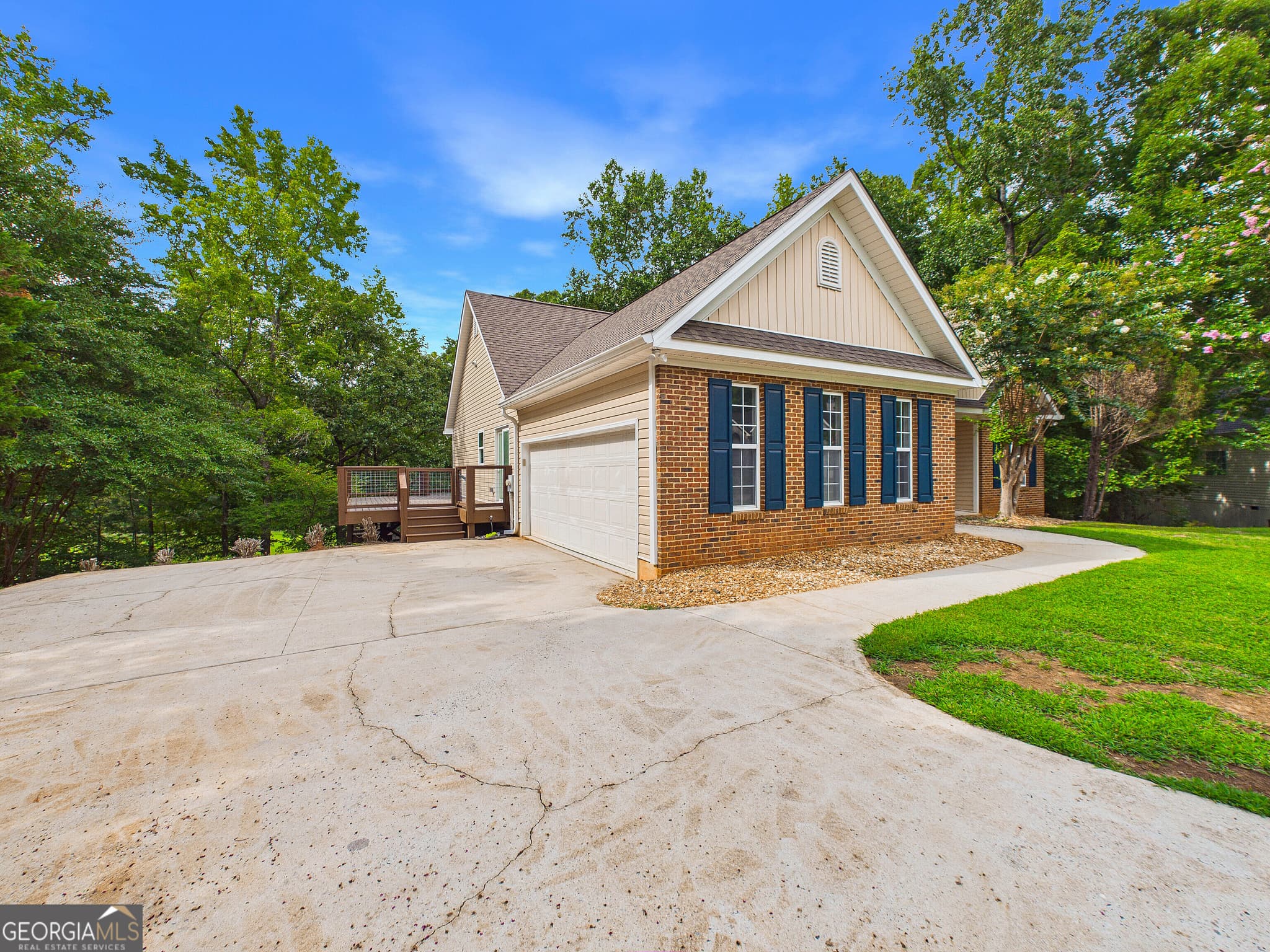 4 bedroom, 2.5 bathroom, 2,440 sq ft single family residence for sale at 331 Wimbledon Court, Macon, GA 31211 — photo 3