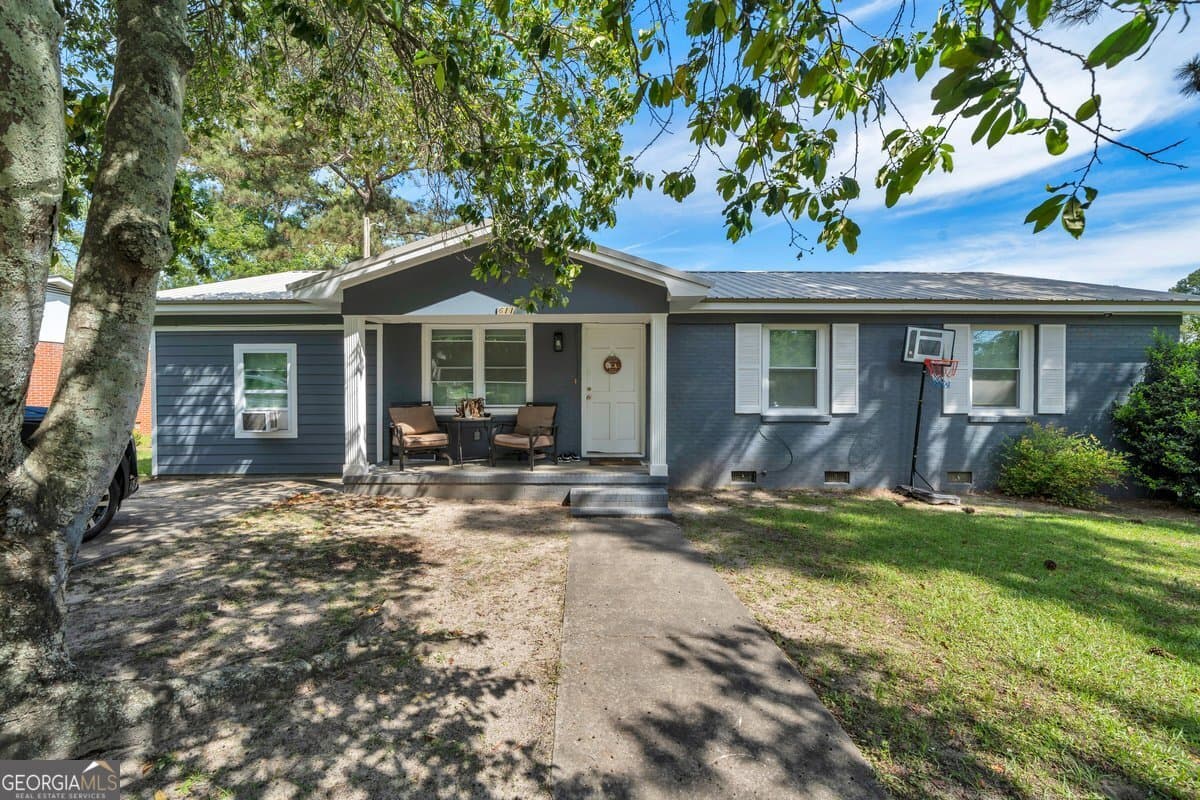 4 bedroom, 2 bathroom, 1,184 sq ft single family residence for sale at 611 E 3rd Avenue, Cordele, GA 31015 — photo 1 of 20