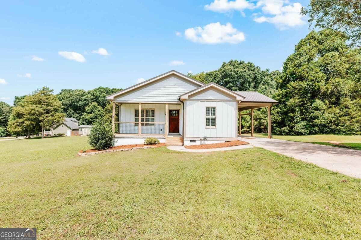 3 bedroom, 2 bathroom, 1,329 sq ft single family residence under contract at 1445 N Forest Avenue, Hartwell, GA 30643 — photo 3