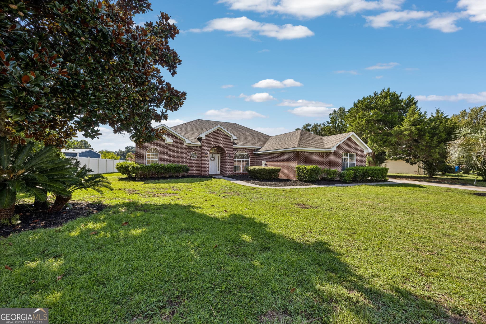 4 bedroom, 2.5 bathroom, 2,274 sq ft single family residence for sale at 117 Lake Manor Drive, Kingsland, GA 31548 — photo 2