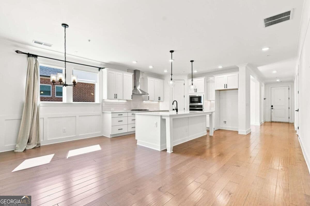 2 bedroom, 2 bathroom, 1,937 sq ft single family residence for sale at 201 Floral Valley Drive, Woodstock, GA 30188 — photo 7