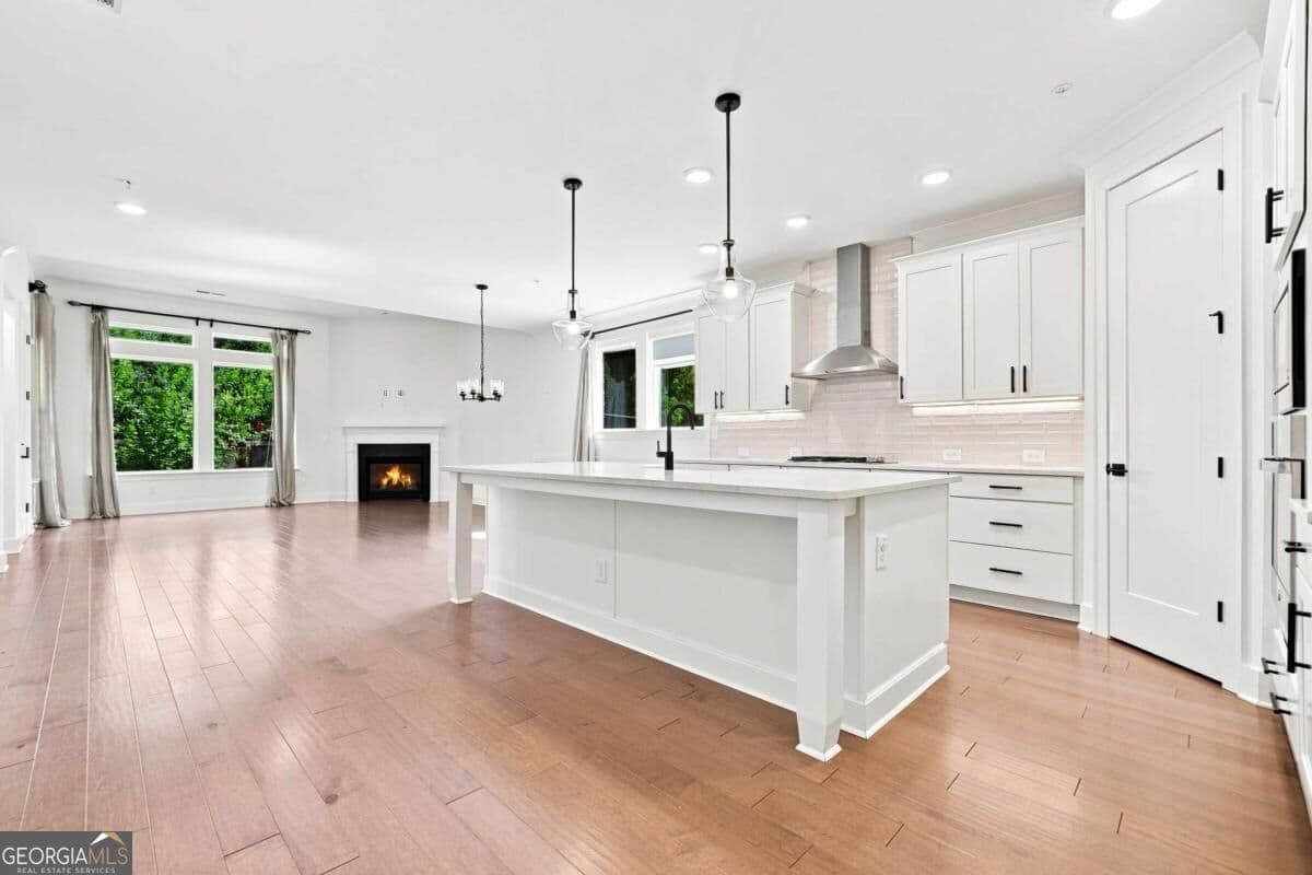 2 bedroom, 2 bathroom, 1,937 sq ft single family residence for sale at 201 Floral Valley Drive, Woodstock, GA 30188 — photo 5