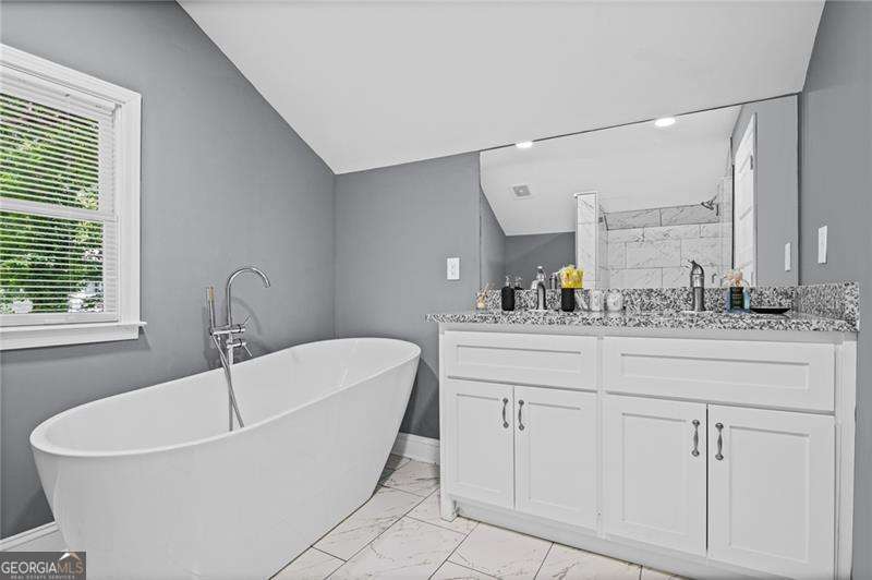 3 bedroom, 2 bathroom, 1,804 sq ft single family residence for sale at 508 Lawton Street, Atlanta, GA 30310 — photo 3