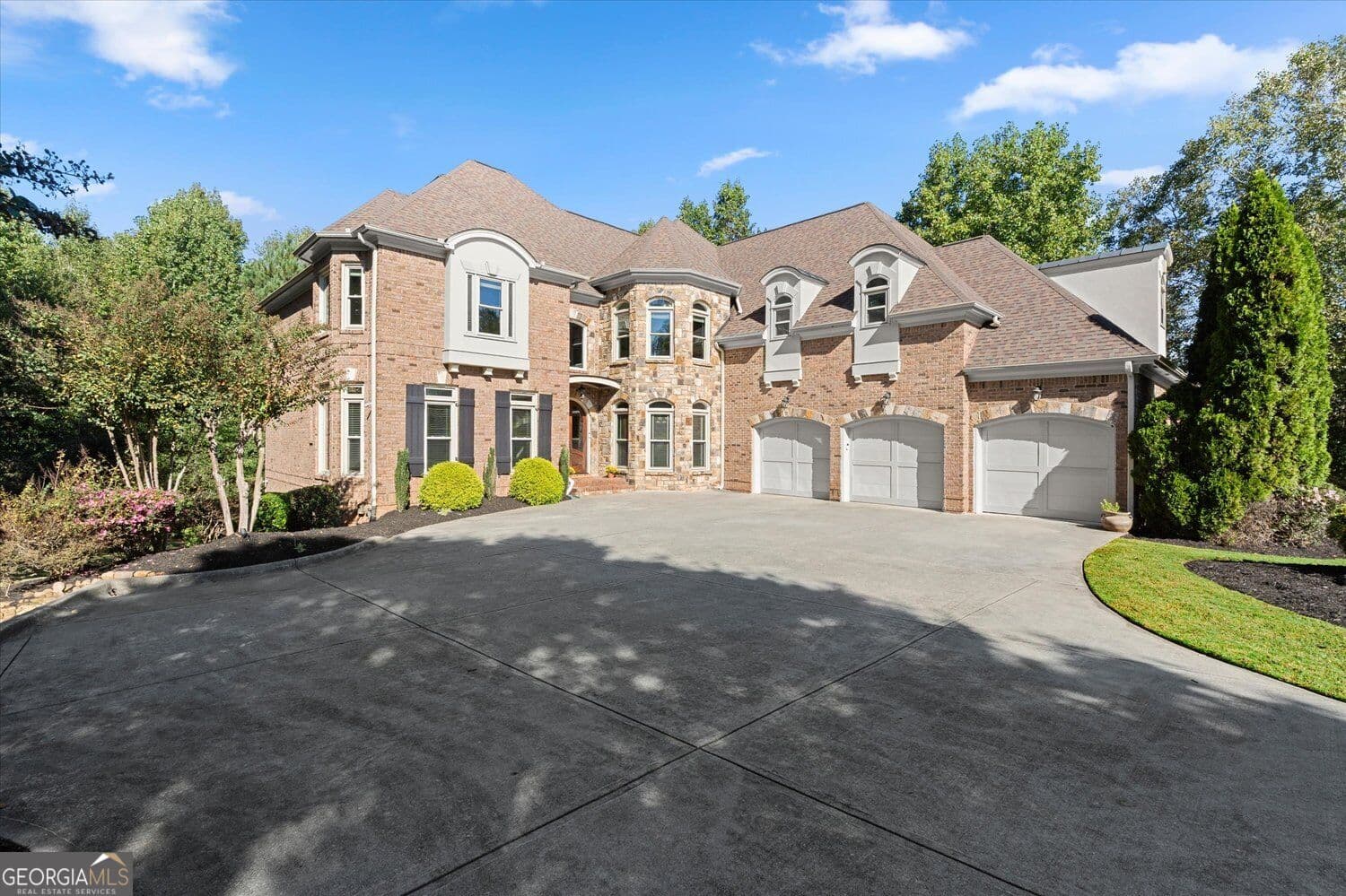 5 bedroom, 4.5 bathroom, 8,613 sq ft single family residence for sale at 1685 Eversedge Drive, Alpharetta, GA 30009 — photo 2