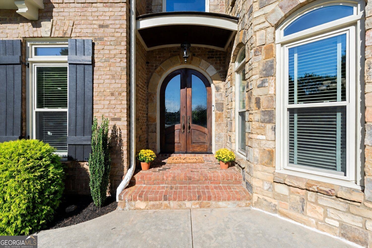 5 bedroom, 4.5 bathroom, 8,613 sq ft single family residence for sale at 1685 Eversedge Drive, Alpharetta, GA 30009 — photo 3