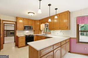 4 bedroom, 2.5 bathroom single family residence for sale at 2355 N Peachtree Way, Dunwoody, GA 30338 — photo 7
