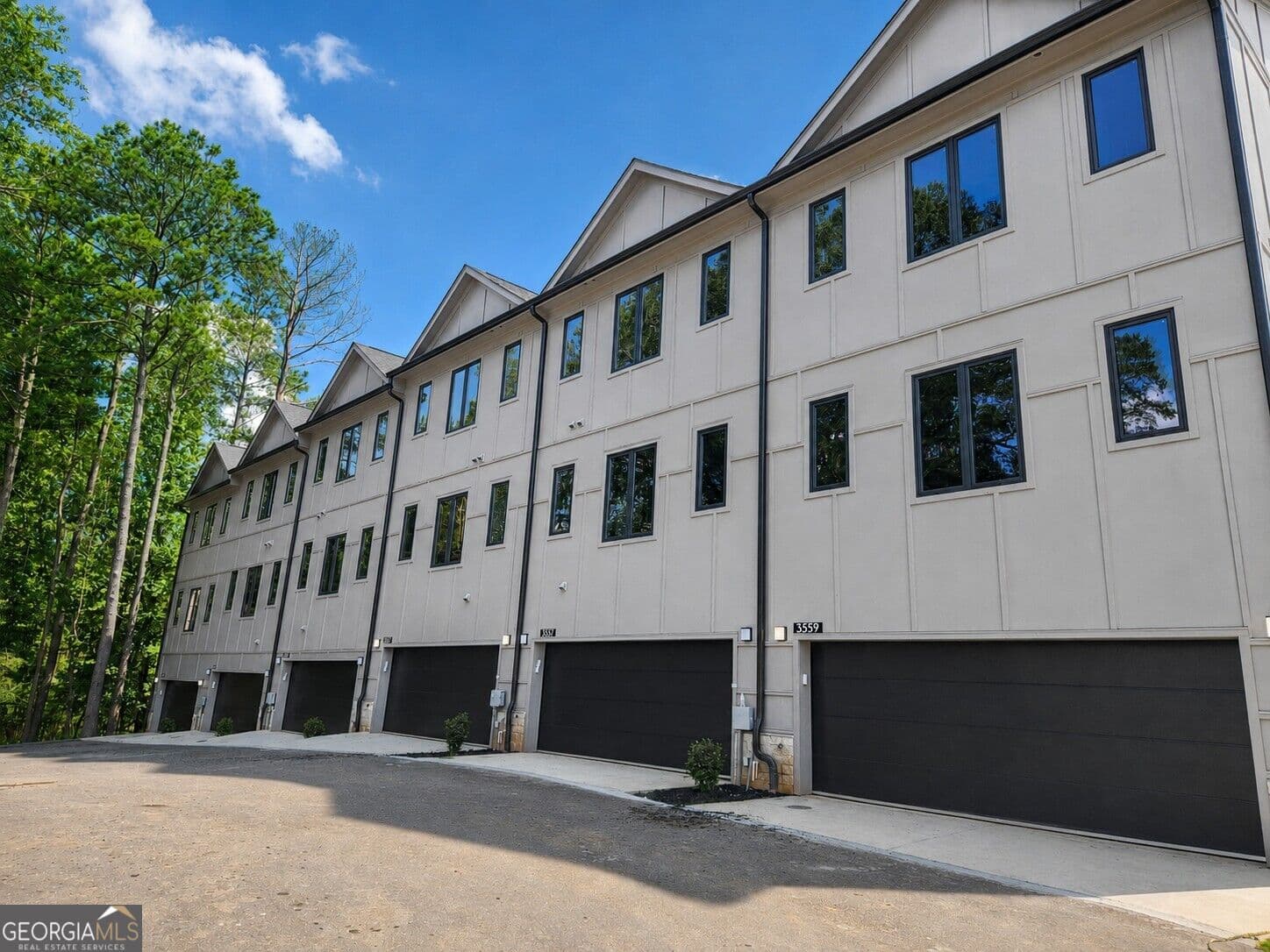 3 bedroom, 3.5 bathroom, 2,441 sq ft townhouse for sale at 3565 Chelsea Falls Way, Suwanee, GA 30024 — photo 2