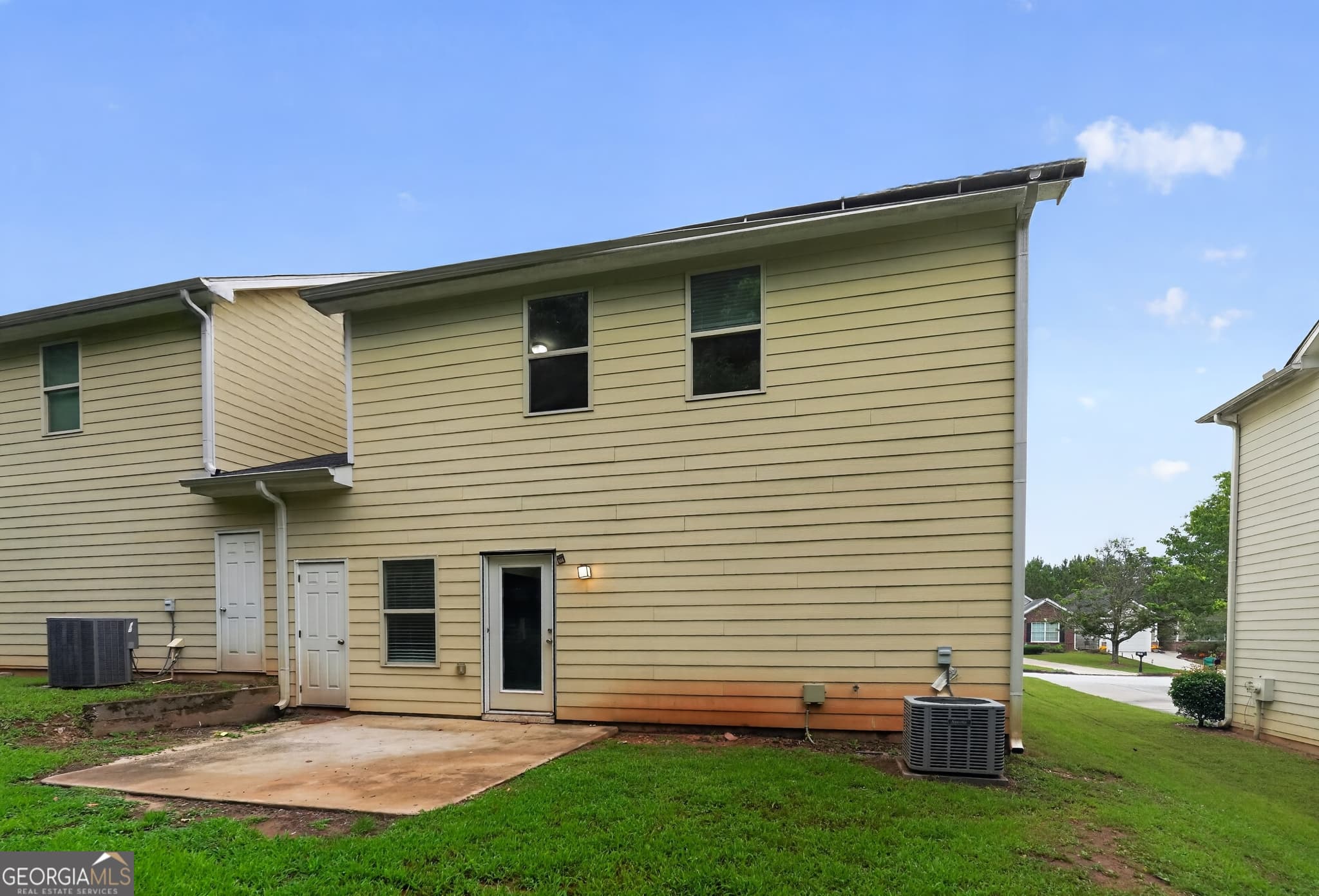 4 bedroom, 3 bathroom, 1,992 sq ft single family residence for sale at 6381 Shadow Square, Lithonia, GA 30058 — photo 3