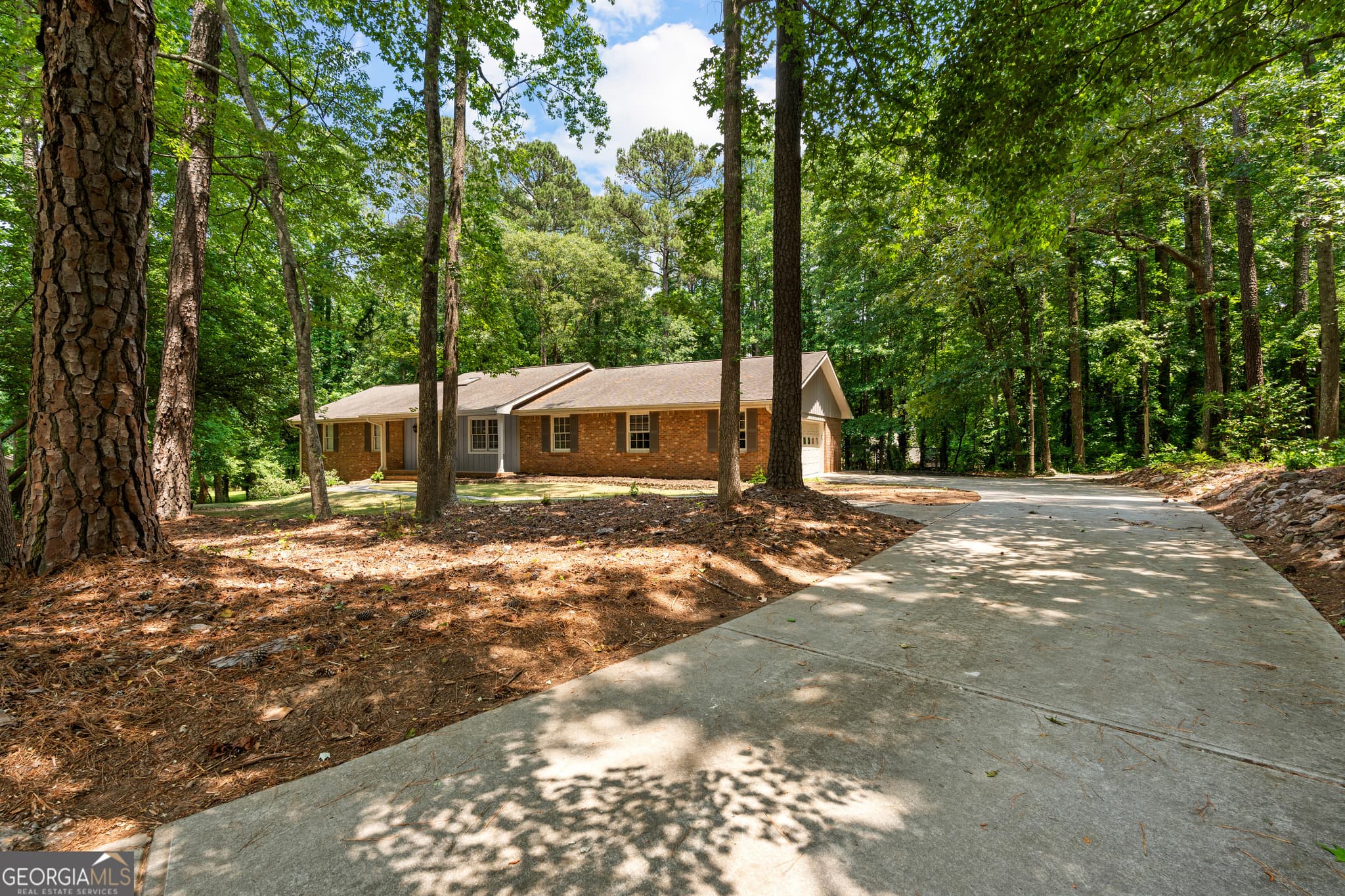 3 bedroom, 3 bathroom, 2,665 sq ft single family residence for sale at 250 Devilla Trace, Fayetteville, GA 30214 — photo 3