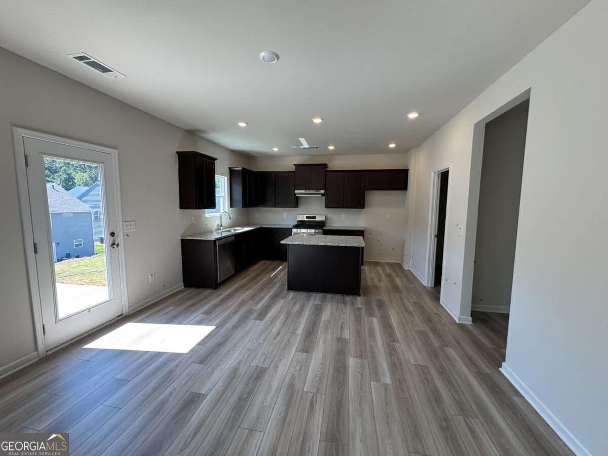 4 bedroom, 2.5 bathroom, 2,200 sq ft single family residence for sale at 813 Oakmont Trace, Canton, GA 30114 — photo 4
