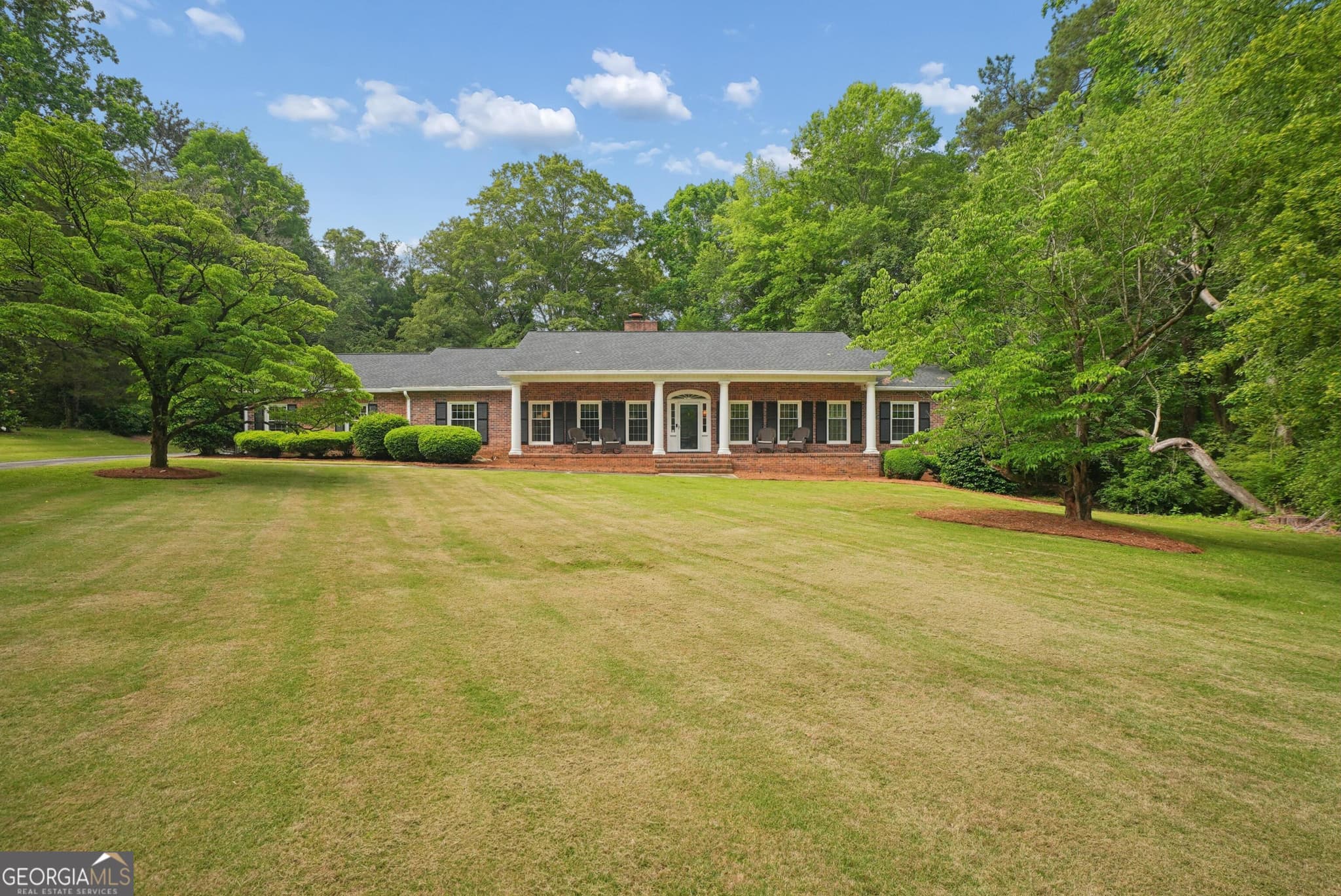 3 bedroom, 2.5 bathroom, 2,923 sq ft single family residence sold at 932 Mockingbird Lane, Griffin, GA 30224