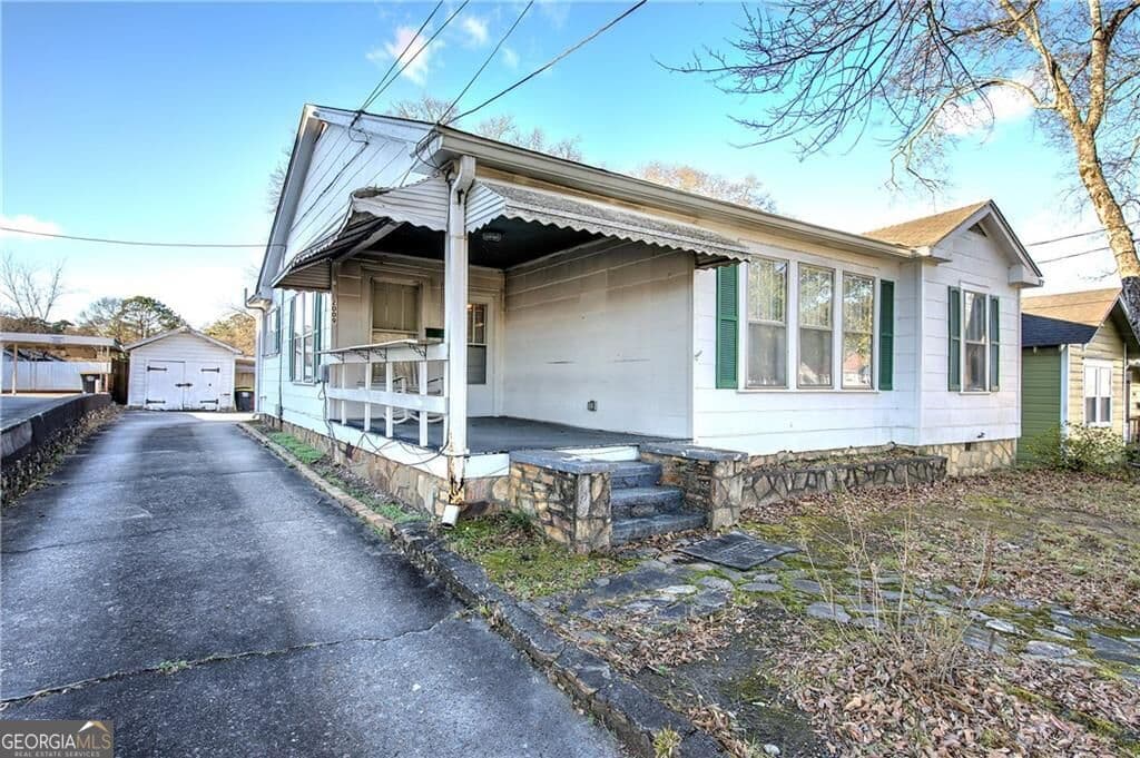 3 bedroom, 1 bathroom, 1,239 sq ft single family residence for sale at 2009 Broad Street, Rome, GA 30161 — photo 2