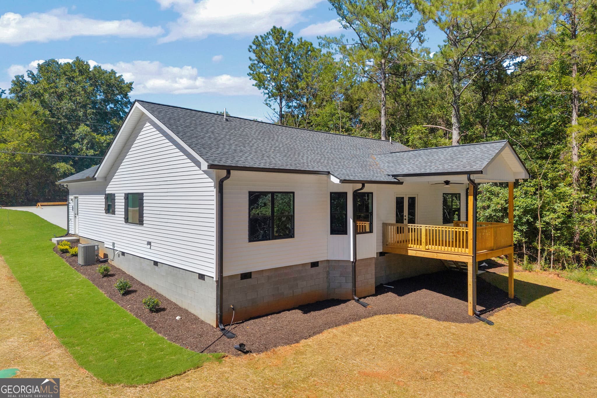 3 bedroom, 2 bathroom, 1,570 sq ft single family residence for sale at 64 Harbor Heights Circle, Lavonia, GA 30553 — photo 2