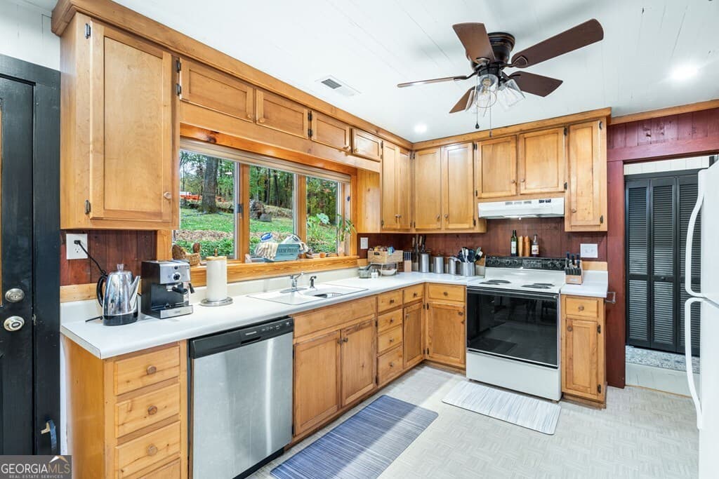 3 bedroom, 2 bathroom mixed use for sale at 106 Settawig Road, Brasstown, NC 28902 — photo 8