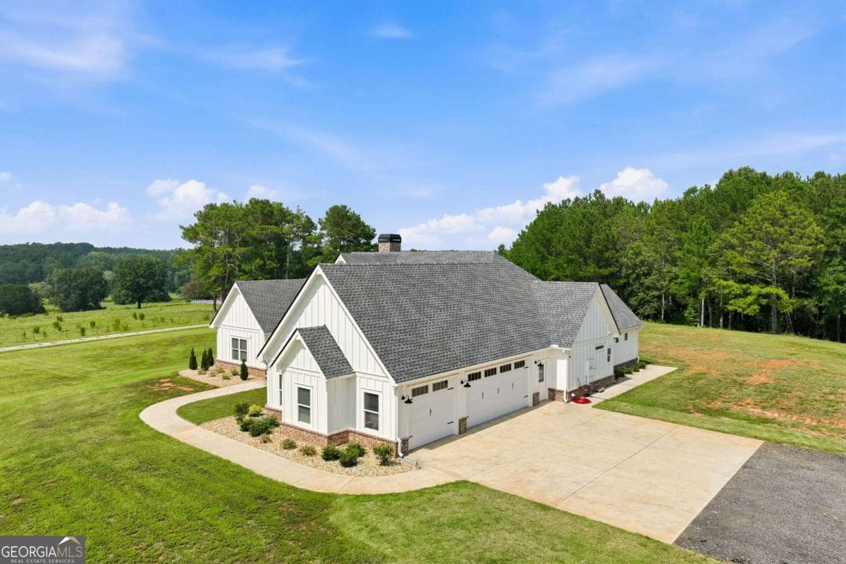 4 bedroom, 3.5 bathroom, 3,102 sq ft single family residence for sale at 5631 Sandy Creek Road, Madison, GA 30650 — photo 3