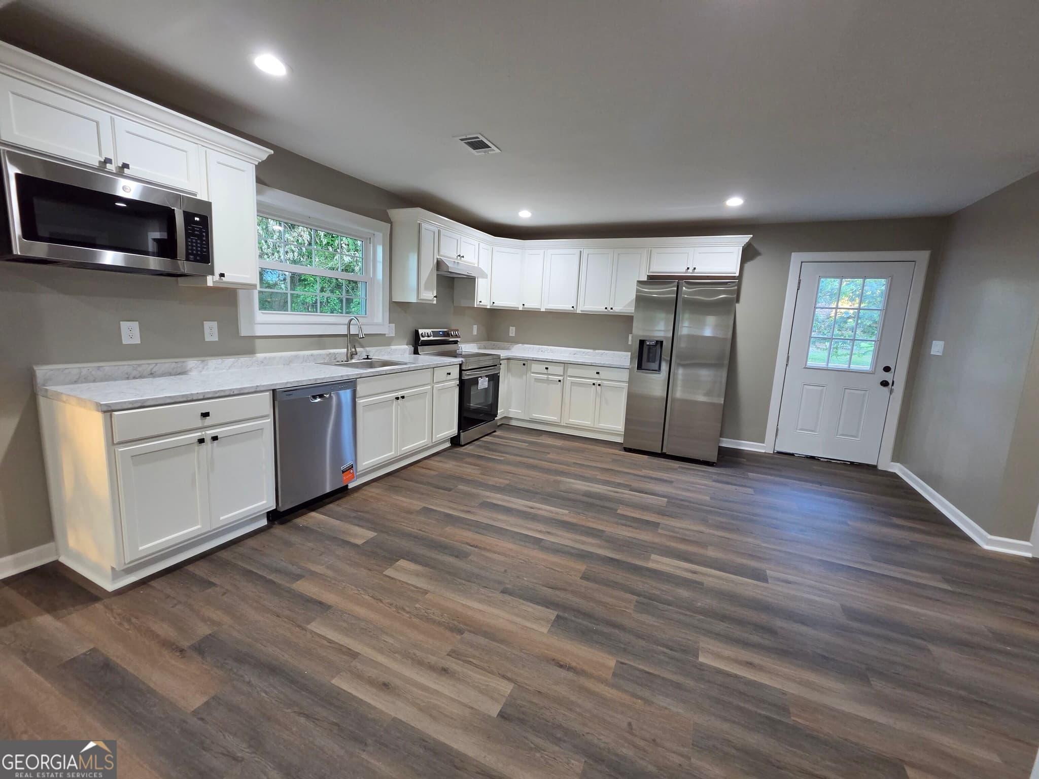 4 bedroom, 2 bathroom, 2,002 sq ft single family residence for sale at 49 Argo Street, Toccoa, GA 30577 — photo 4
