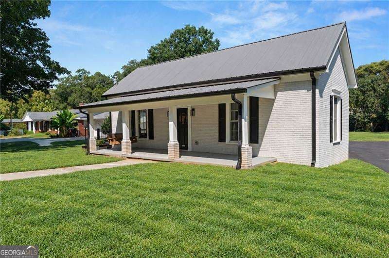 2 bedroom, 1 bathroom, 1,494 sq ft single family residence for sale at 237 N Erwin Street, Cartersville, GA 30120 — photo 1 of 42