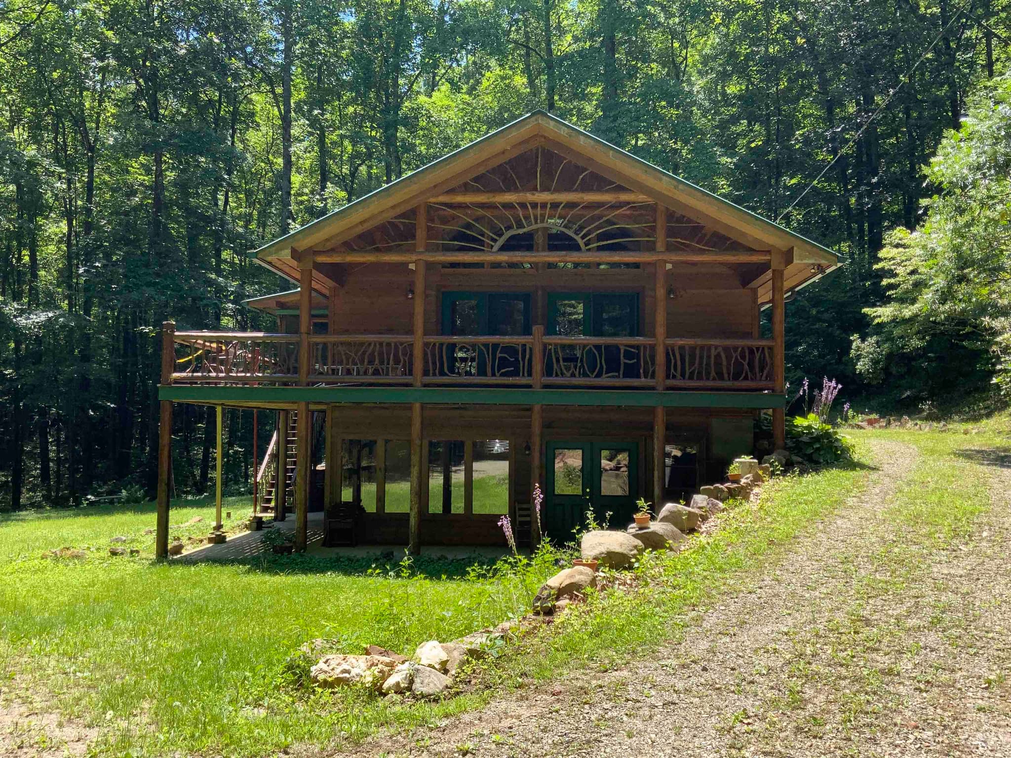 3 bedroom, 4 bathroom, 2,700 sq ft cabin,single family residence sold at 3369 Hyatt Creek Road, Murphy, NC 28905
