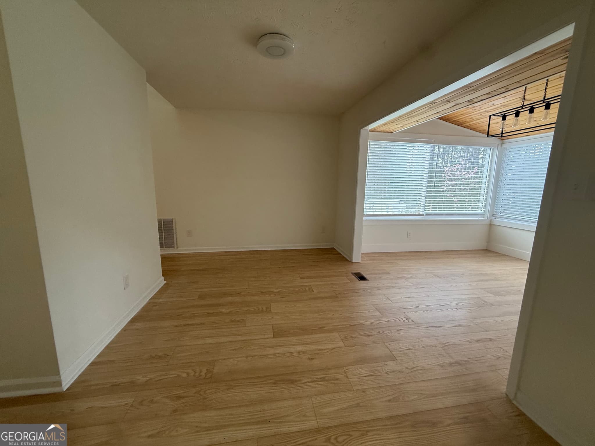 3 bedroom, 2 bathroom, 1,330 sq ft single family residence for sale at 214 Morgans Turn, Peachtree City, GA 30269 — photo 7