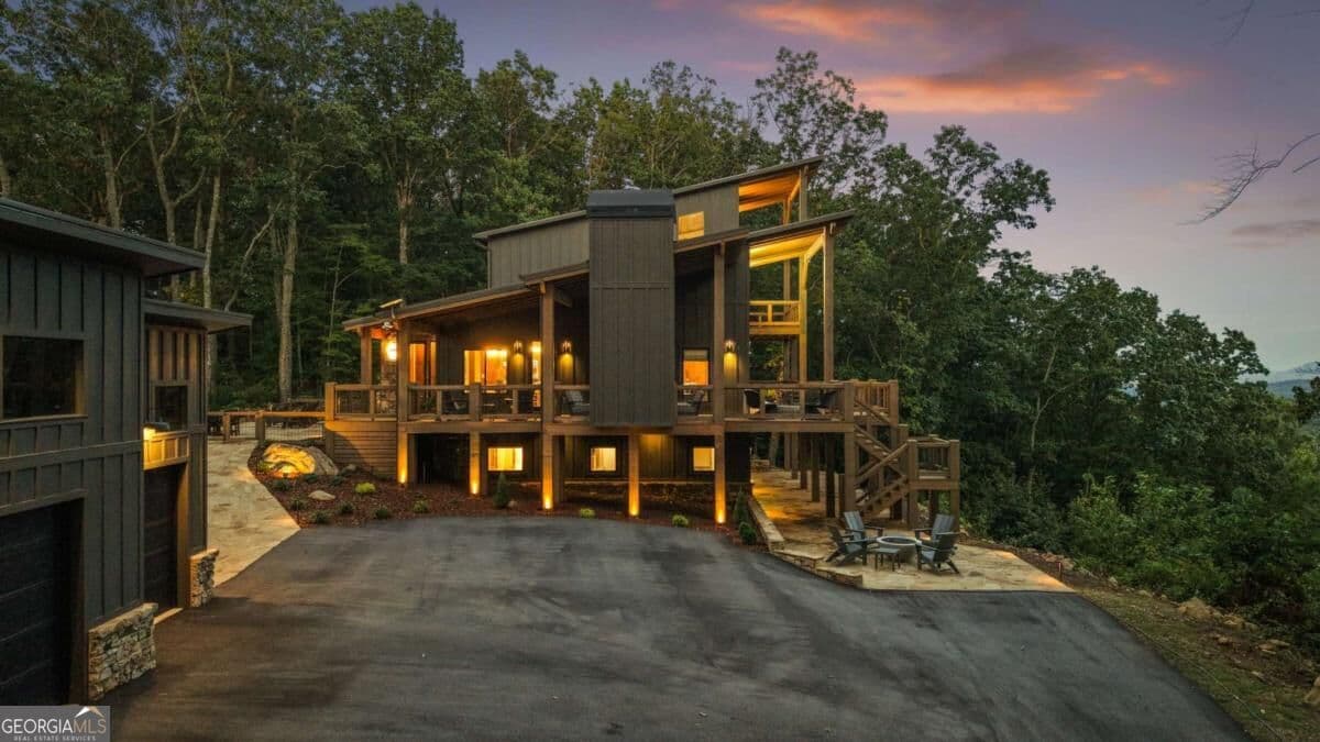 4 bedroom, 4.5 bathroom, 4,395 sq ft cabin,single family residence for sale at 633 Wilderness Way, Blue Ridge, GA 30513 — photo 3