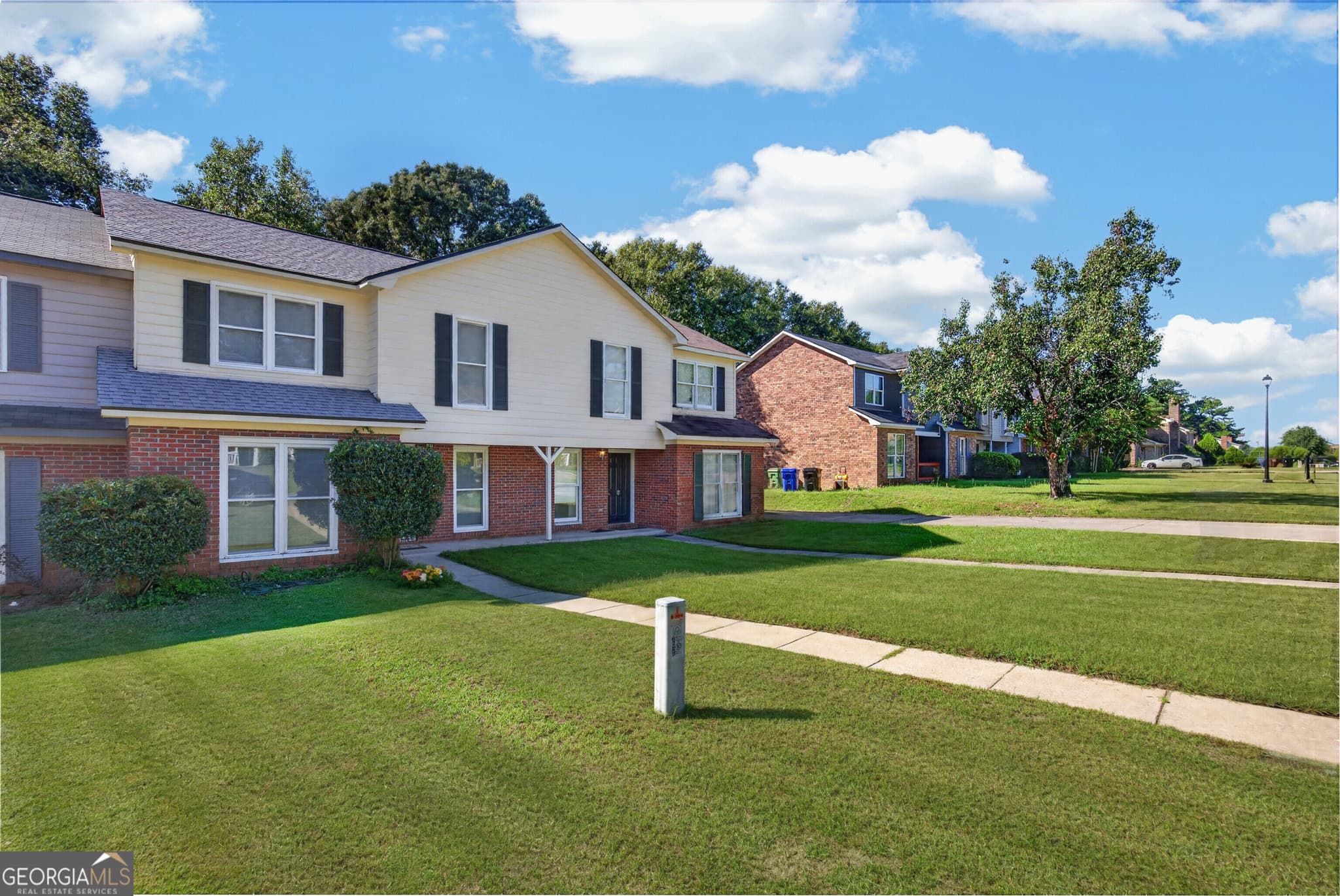 3 bedroom, 2 bathroom, 1,427 sq ft townhouse under contract at 6350 Olde Towne Drive, Columbus, GA 31907 — photo 3