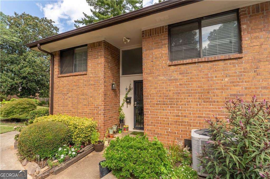 4 bedroom, 2.5 bathroom, 2,585 sq ft condominium for sale at 2523 Bradford Square, Atlanta, GA 30345 — photo 2