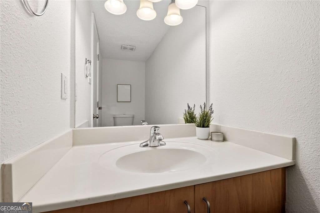 2 bedroom, 2.5 bathroom, 1,160 sq ft condominium for sale at 377 Ralph Mcgill Boulevard N, Atlanta, GA 30312 — photo 7