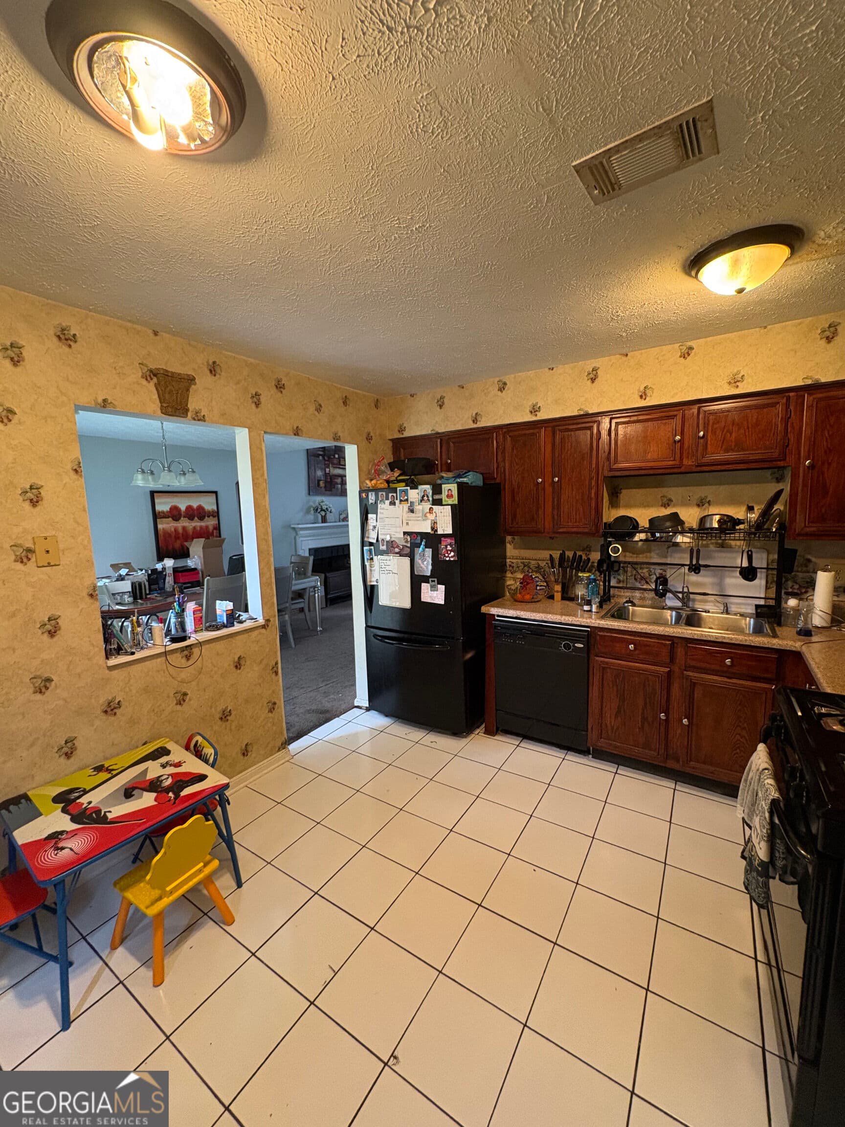 4 bedroom, 2 bathroom, 1,872 sq ft single family residence for sale at 469 Camp Hill Lane, Jonesboro, GA 30238 — photo 4