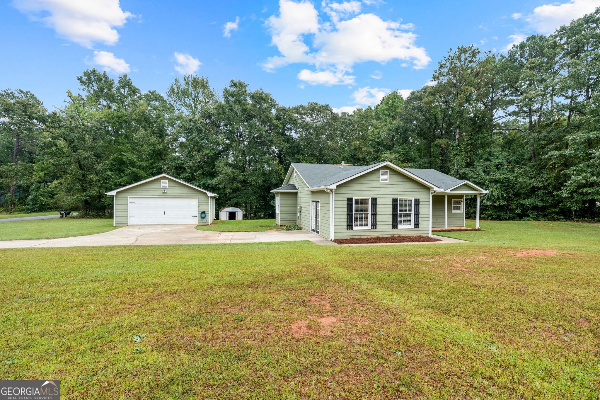 3 bedroom, 2 bathroom, 1,662 sq ft single family residence for sale at 165 Wagon Wheel Trail, Senoia, GA 30276 — photo 2