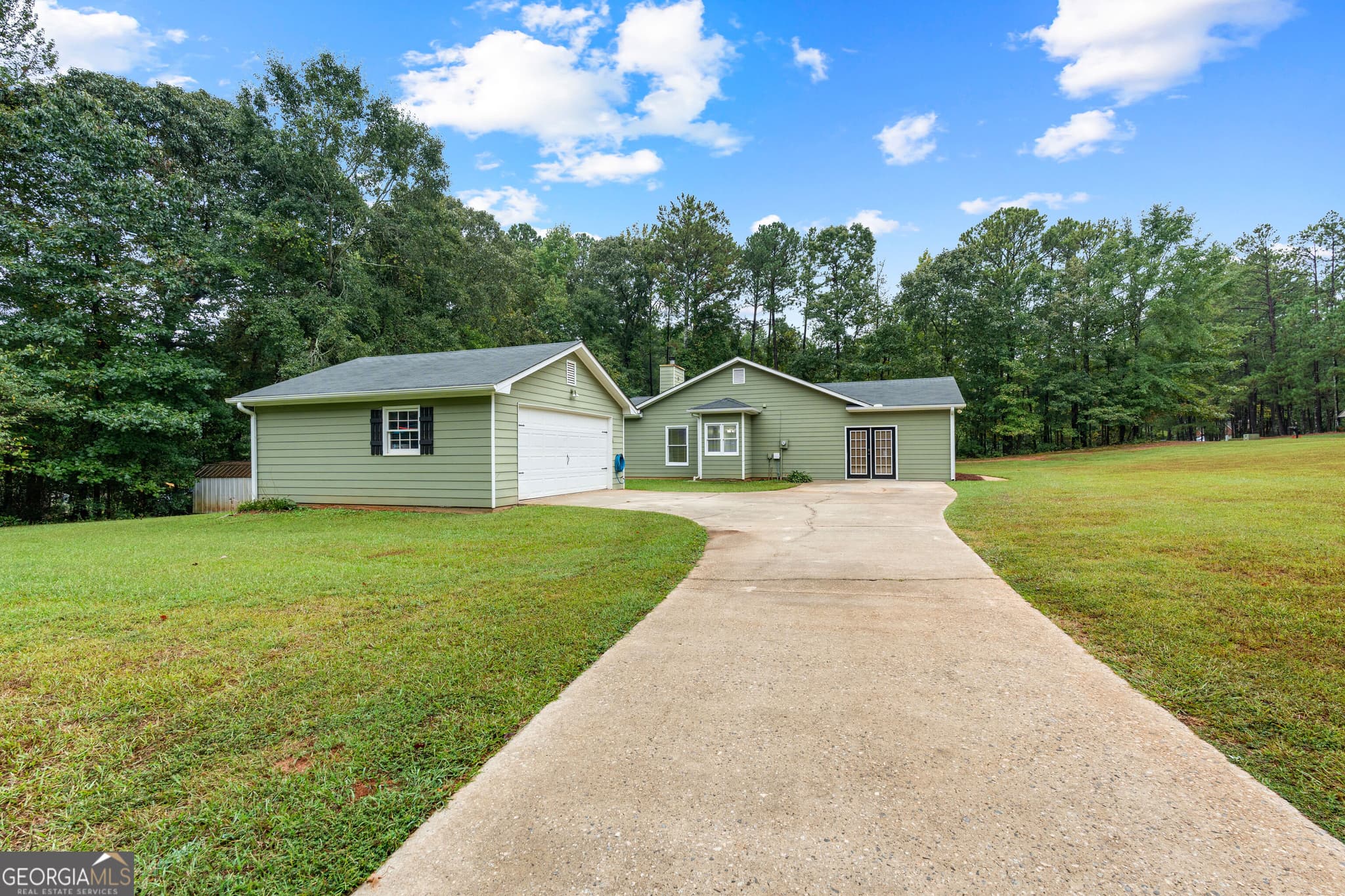 3 bedroom, 2 bathroom, 1,662 sq ft single family residence for sale at 165 Wagon Wheel Trail, Senoia, GA 30276 — photo 3