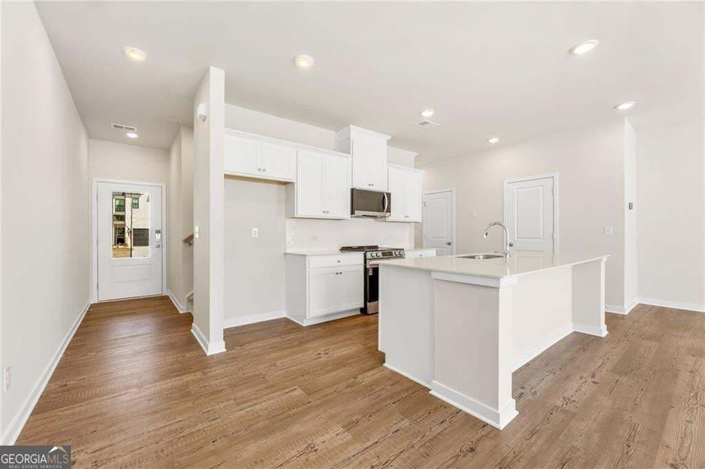 3 bedroom, 2.5 bathroom, 1,842 sq ft townhouse for sale at 7274 Sherwood Square Drive 17, Flowery Branch, GA 30542 — photo 6