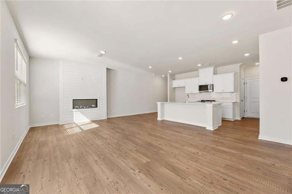 3 bedroom, 2.5 bathroom, 1,842 sq ft townhouse for sale at 7274 Sherwood Square Drive 17, Flowery Branch, GA 30542 — photo 7