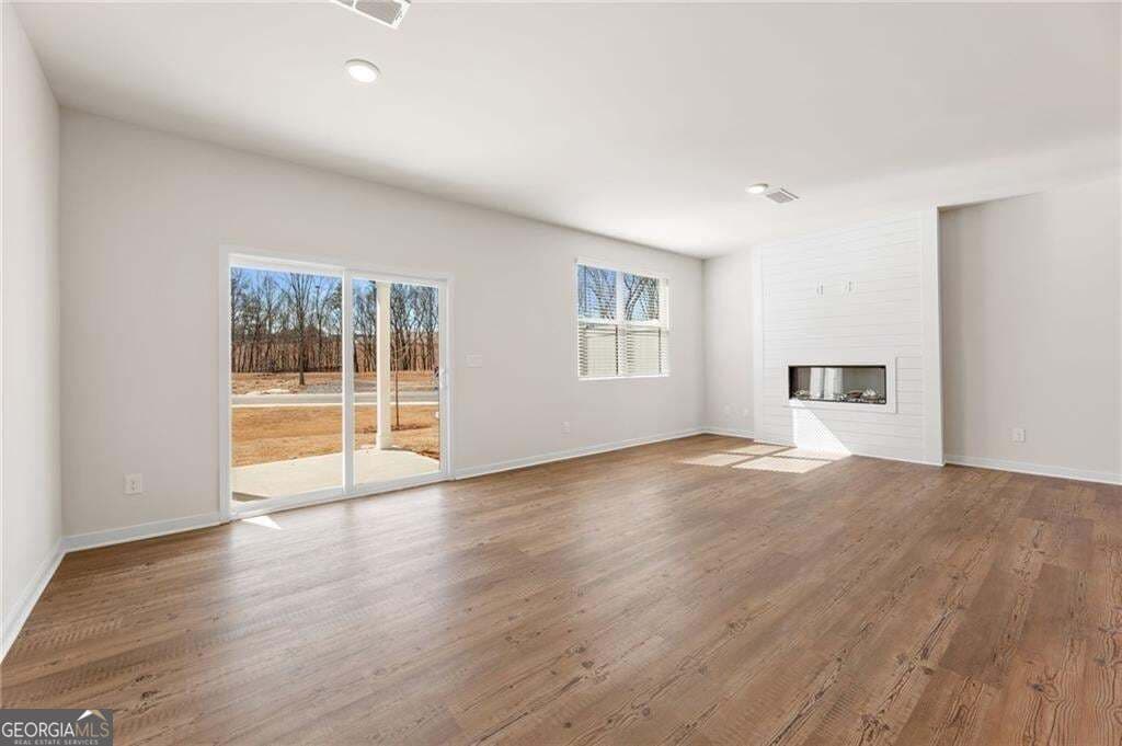 3 bedroom, 2.5 bathroom, 1,842 sq ft townhouse for sale at 7274 Sherwood Square Drive 17, Flowery Branch, GA 30542 — photo 8