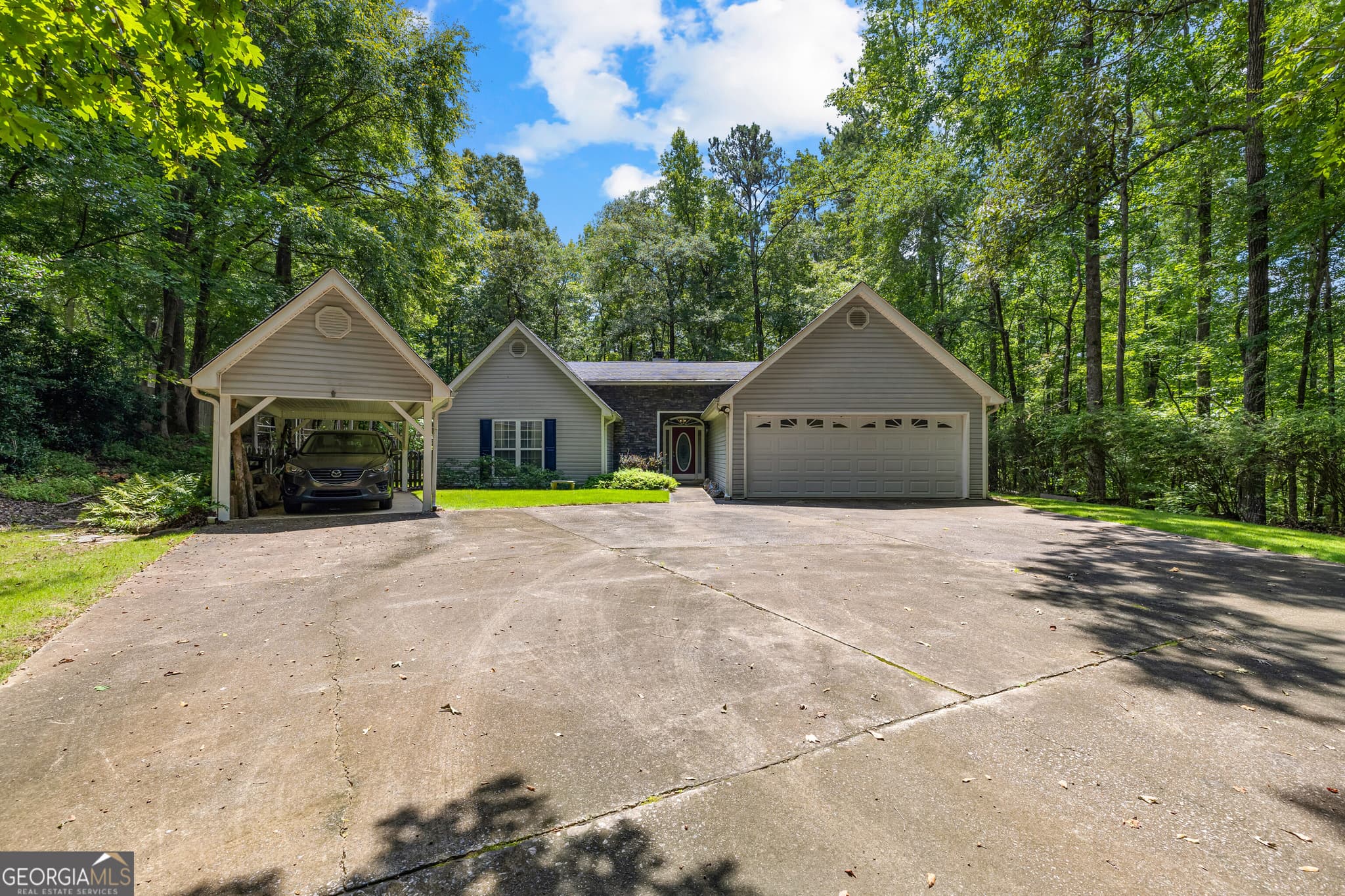 3 bedroom, 2 bathroom, 1,596 sq ft single family residence under contract at 39 Village Pointe Drive, Lagrange, GA 30240