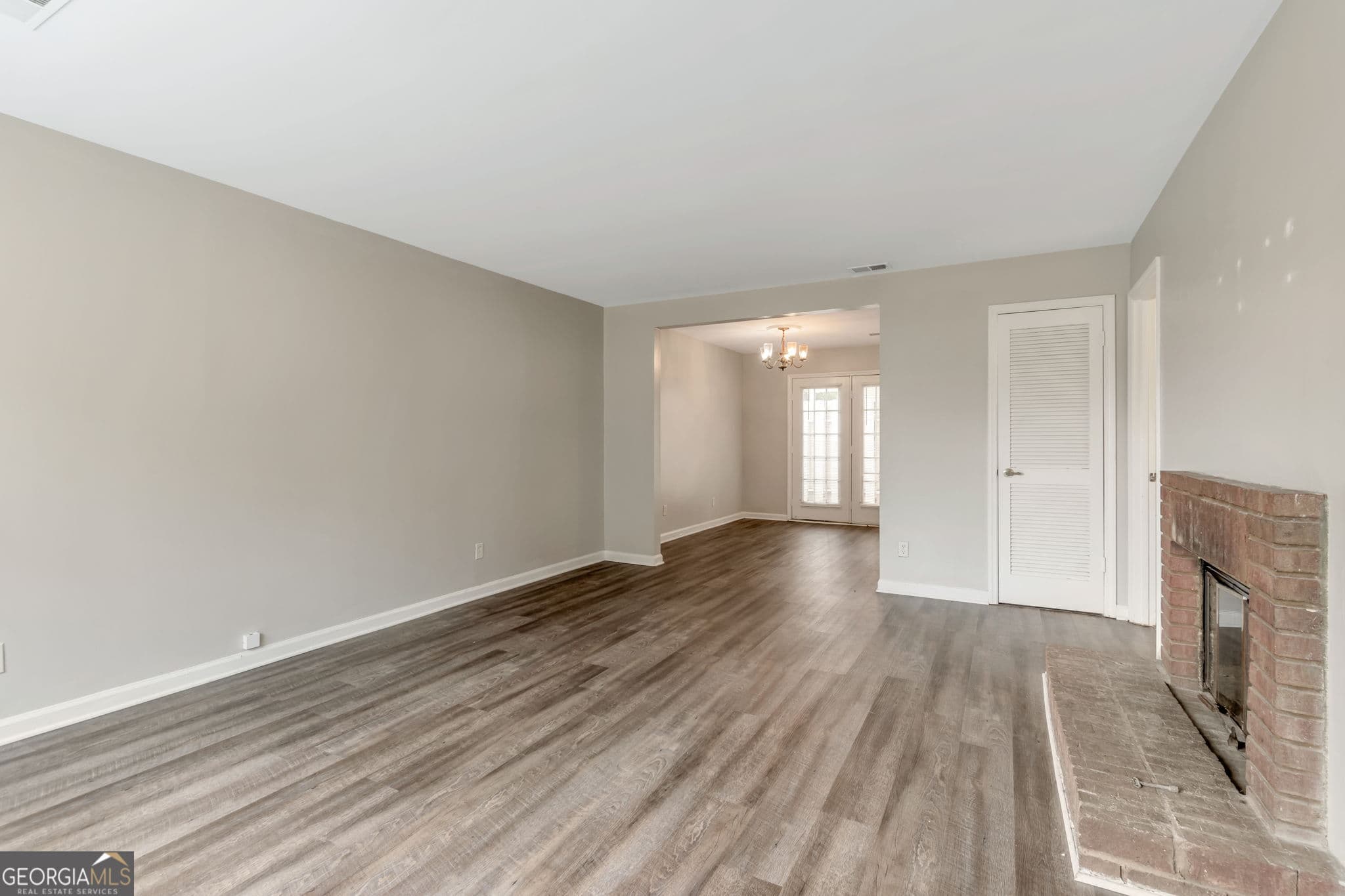 2 bedroom, 2.5 bathroom, 1,249 sq ft townhouse for rent at 136 Old Ferry Way, Roswell, GA 30076 for $1,595 a month — photo 2