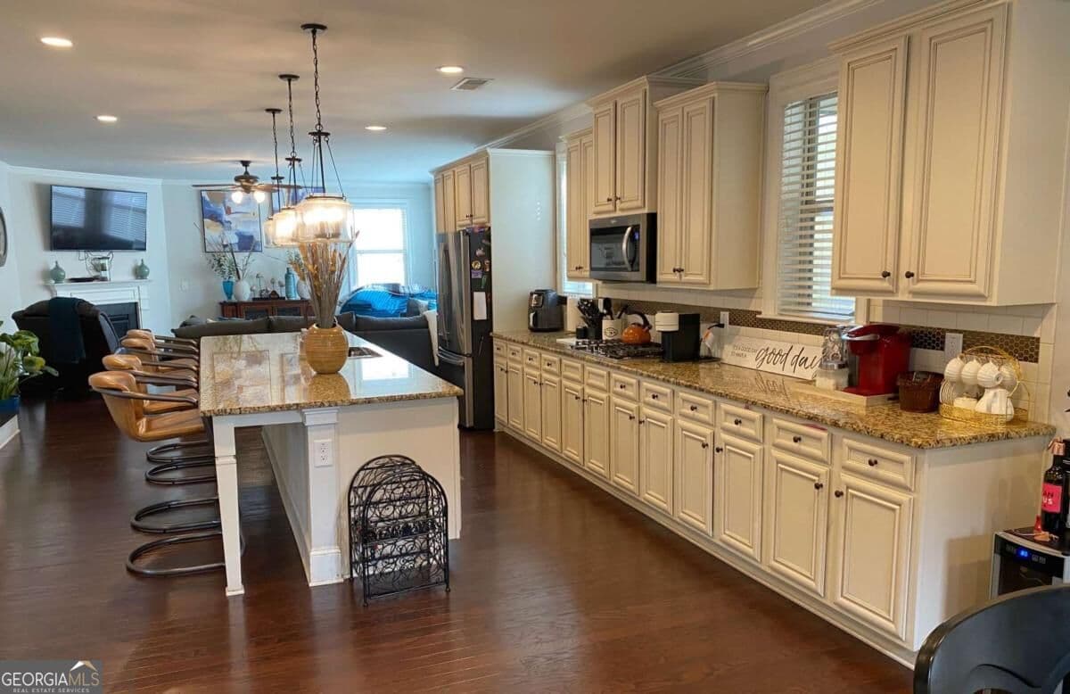 6 bedroom, 4 bathroom, 4,296 sq ft single family residence for sale at 4806 RALIN Court, Atlanta, GA 30331 — photo 3