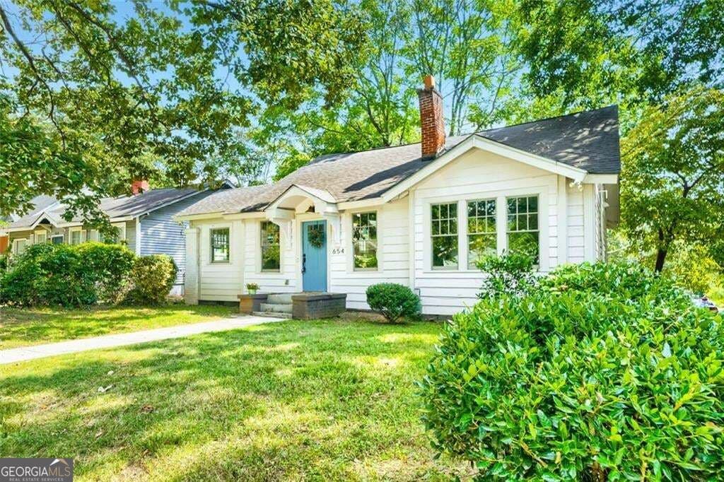 3 bedroom, 2 bathroom, 1,367 sq ft single family residence for sale at 654 Gillette Avenue, Atlanta, GA 30310 — photo 3