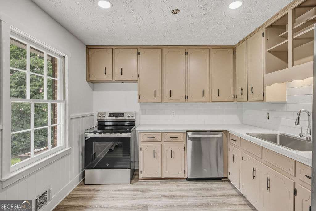 4 bedroom, 3 bathroom, 2,407 sq ft single family residence for sale at 1201 Pleasant Hill Road, Bogart, GA 30622 — photo 9