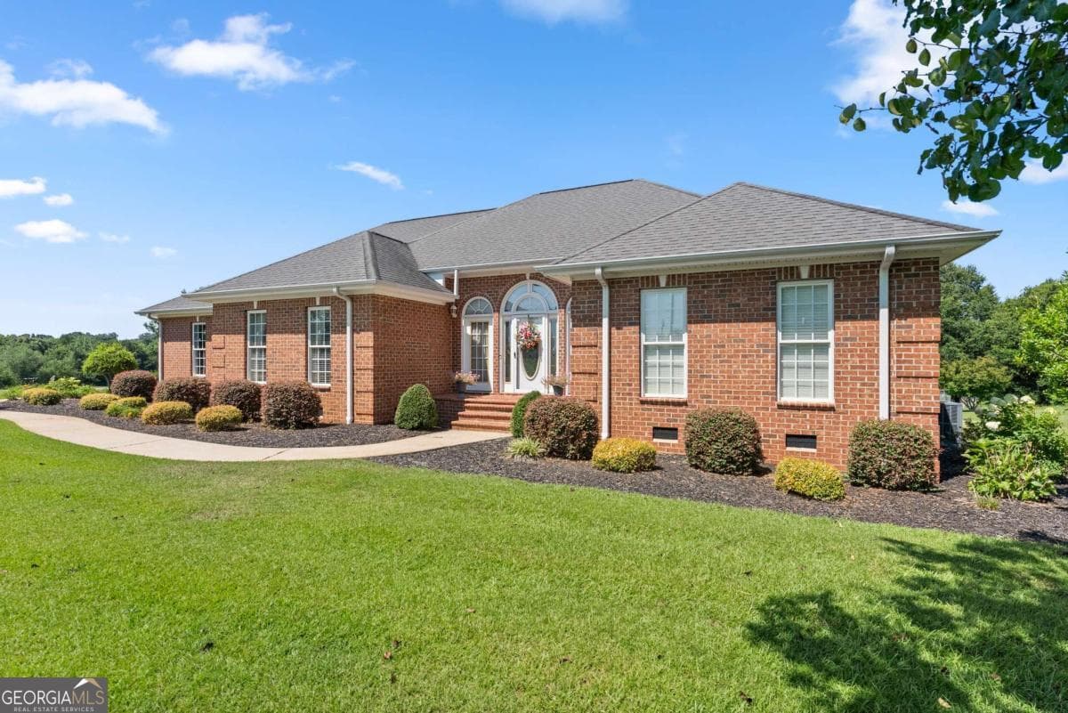4 bedroom, 3 bathroom, 6,428 sq ft single family residence for sale at 1121 Beacon Light Road, Hartwell, GA 30643 — photo 2