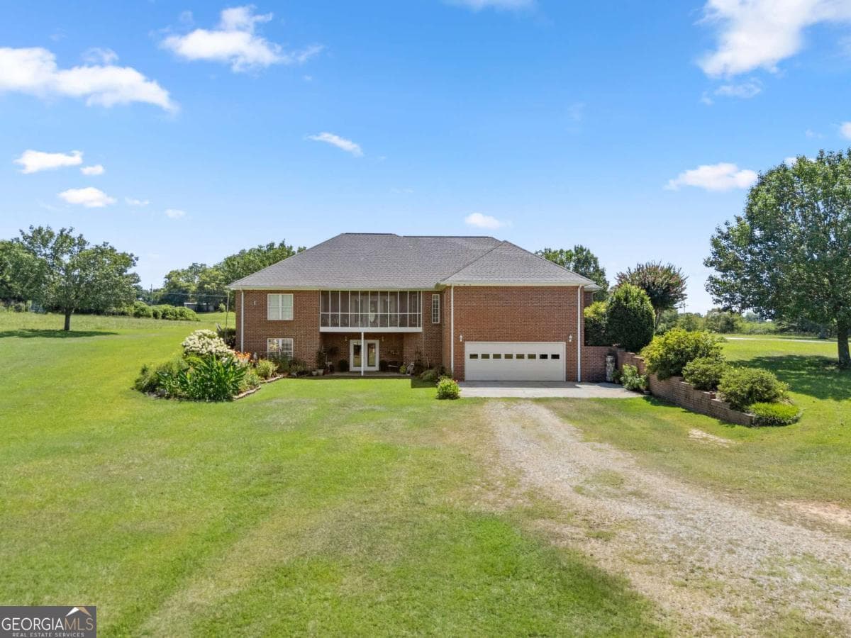 4 bedroom, 3 bathroom, 6,428 sq ft single family residence for sale at 1121 Beacon Light Road, Hartwell, GA 30643 — photo 5