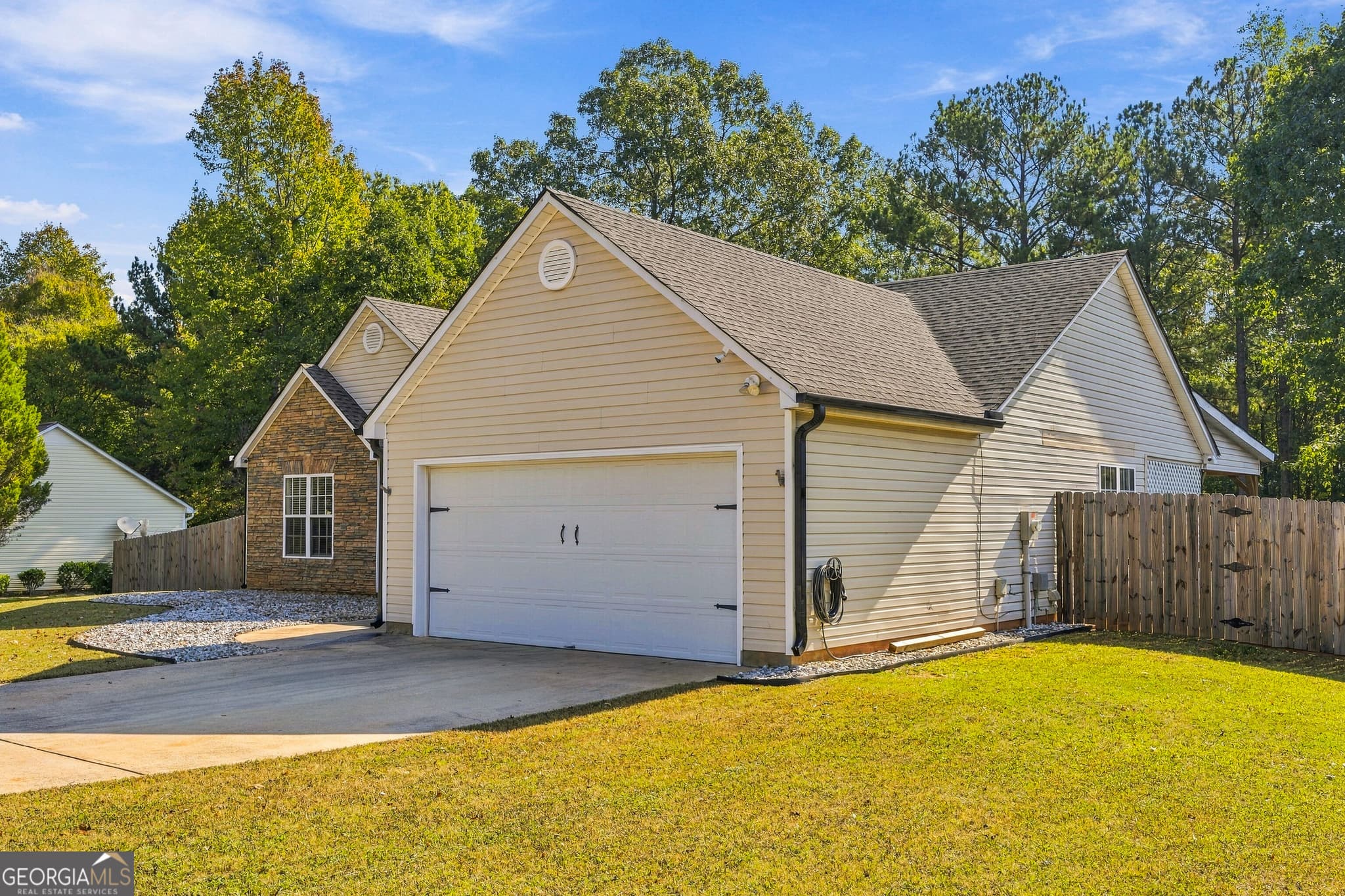 3 bedroom, 2 bathroom, 1,397 sq ft single family residence for sale at 170 Vintage Drive, Covington, GA 30014 — photo 3