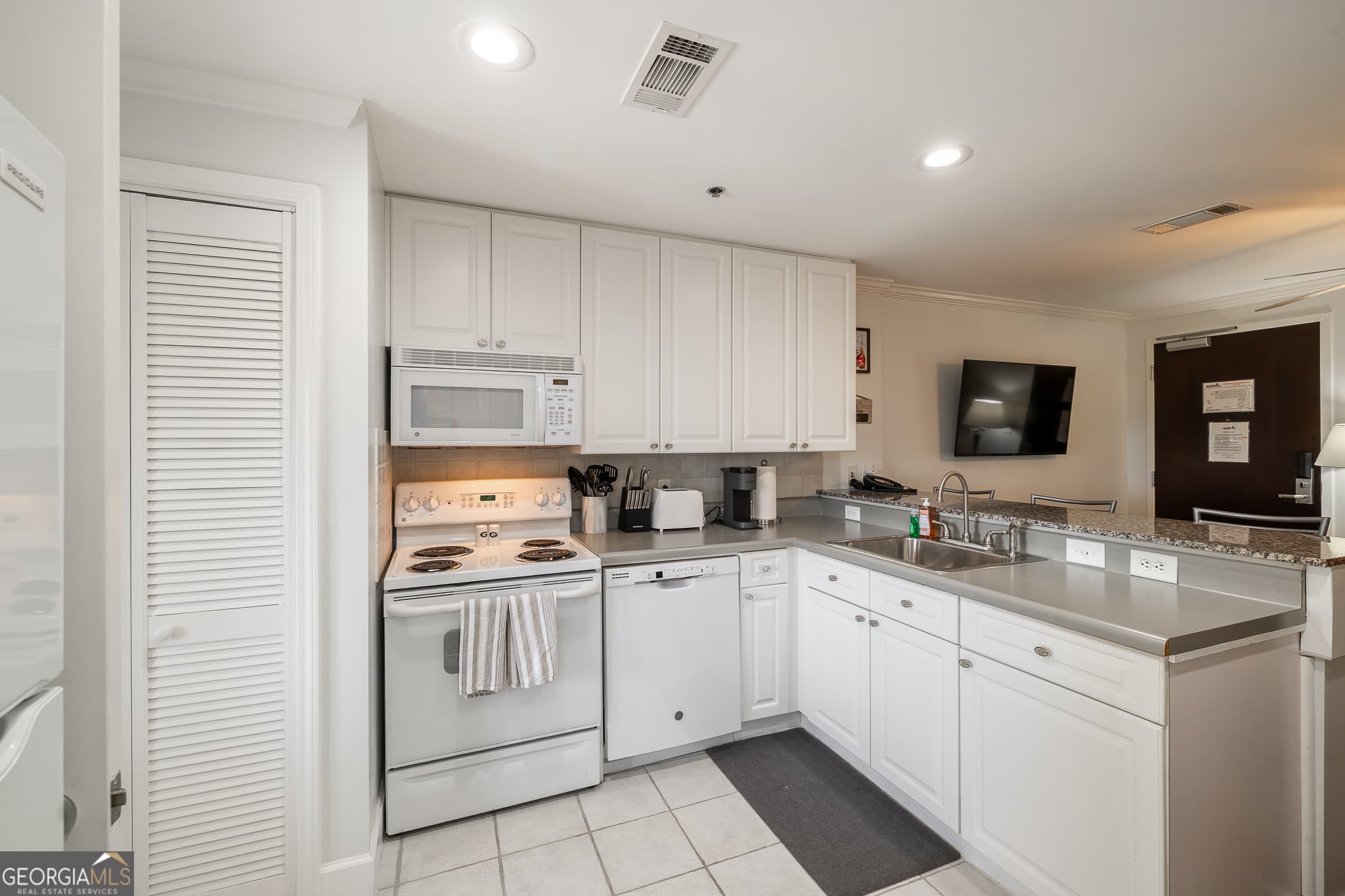 1 bedroom, 1 bathroom, 512 sq ft condominium for sale at 250 W Broad Street 708, Athens, GA 30601 — photo 7