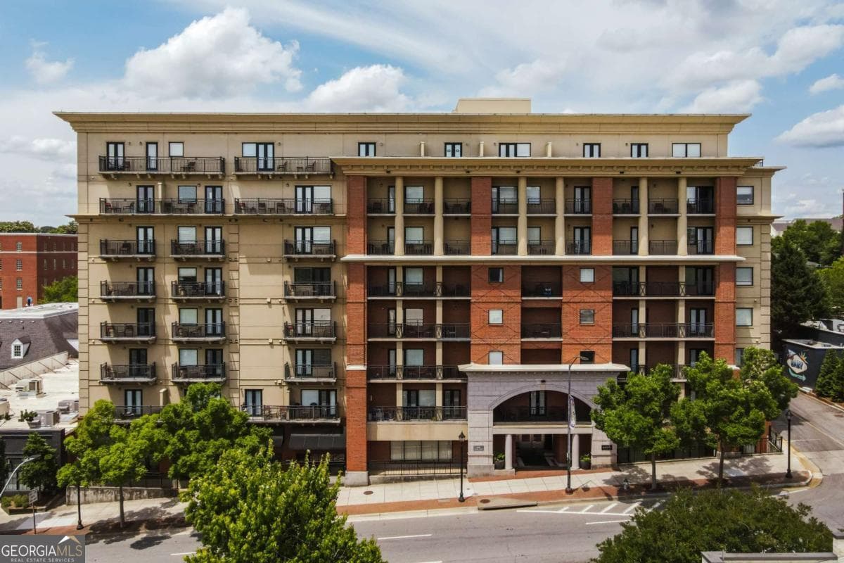 1 bedroom, 1 bathroom, 512 sq ft condominium for sale at 250 W Broad Street 708, Athens, GA 30601 — photo 1 of 30